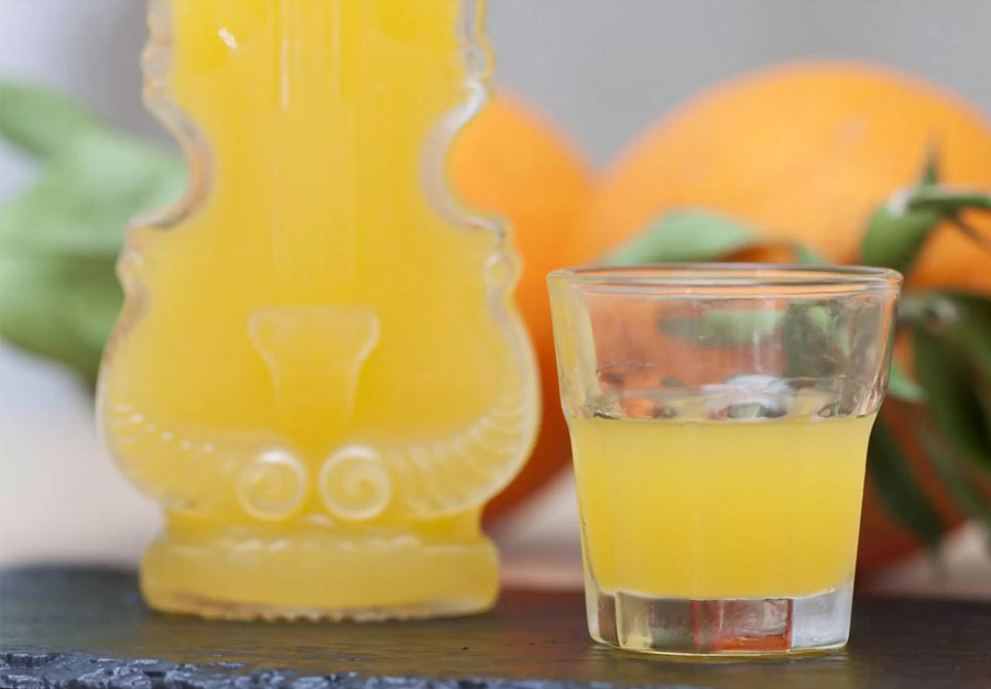 Bicchiere e bottiglia di arancello